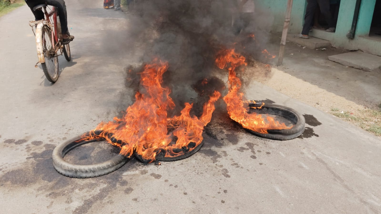 INTTUC সভাপতির বাড়ির সামনে টায়ার জ্বালিয়ে বিক্ষোভ , দুর্নীতির অভিযোগে সরব এলাকাবাসী
