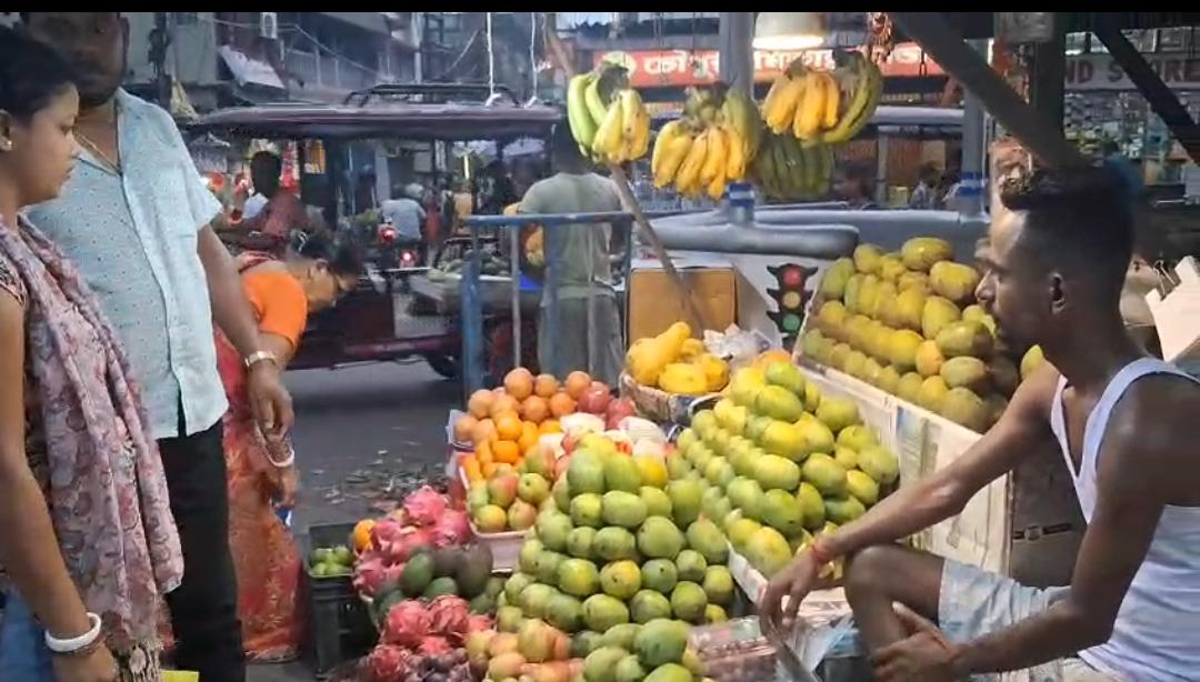 জামাই ষষ্ঠীর আগে আমের বাজারে স্বস্তি , কম দামে খুশি ক্রেতারা