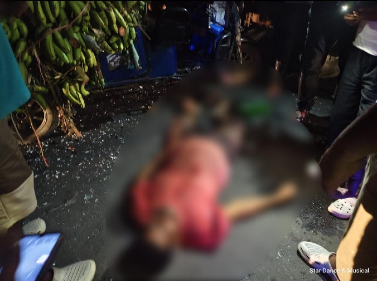 কালনা কাটোয়া রোডে মর্মান্তিক দুর্ঘটনা , দাঁড়ানো লরিতে ধাক্কা কলা বোঝাই টোটোর