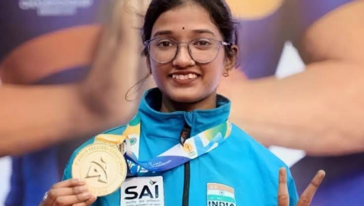 অভাবকে হারিয়ে বিশ্বজয়, যোগাসনে জোড়া সোনায় চমক ঋতু মণ্ডলের