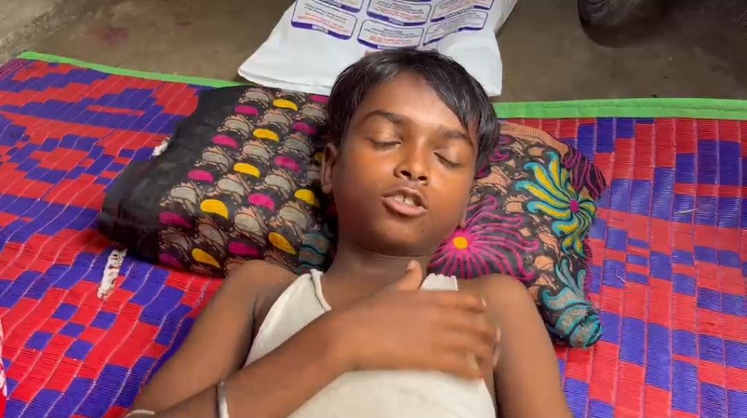 খুদে পড়ুয়াকে পায়ে দড়ি বেঁধে উল্টো ঝুলিয়ে নির্যাতন , বিস্ফোরক অভিযোগ সনাতনীর বিরুদ্ধে
