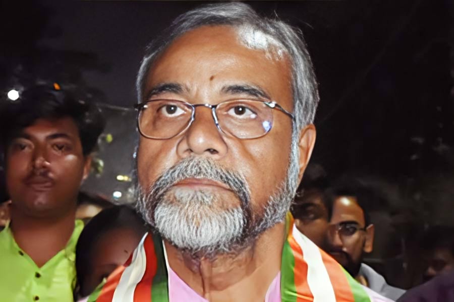 সপ্তাহে তিনদিন পুরসভা চালাতো কালীচরণ , ফিরহাদ ঘনিষ্ঠকে নিয়ে বিস্ফোরক তাপস রায়