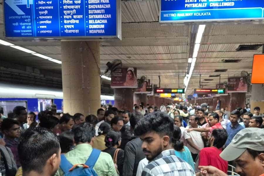 বেলগাছিয়া মেট্রো লাইন আত্মহত্যার চেষ্টা , বারবার বিপর্যস্ত ব্লু লাইনের পরিষেবা