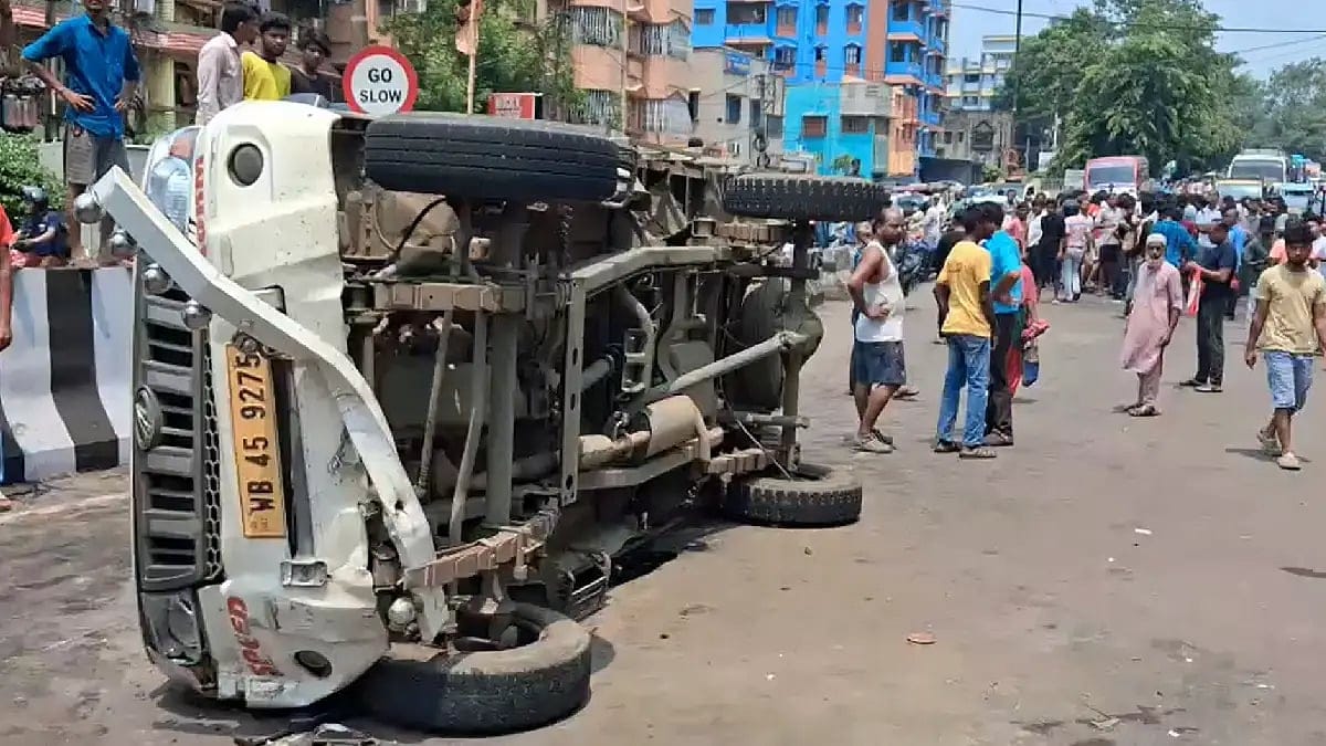 আসানসোলে ভয়াবহ পথ দুর্ঘটনা, পিকআপ ভ্যানের ধাক্কায় মৃত দুই যুবক