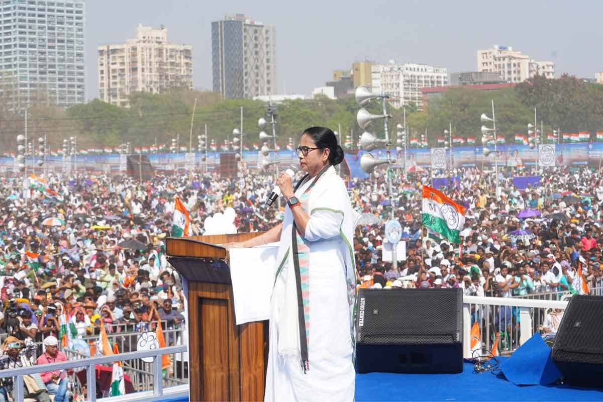 ২১ শে জুলাইয়ের মঞ্চ দখলের লড়াই! ধর্মতলার অনুমতি চেয়ে পুলিশের কাছে কালীঘাট তৃণমূল