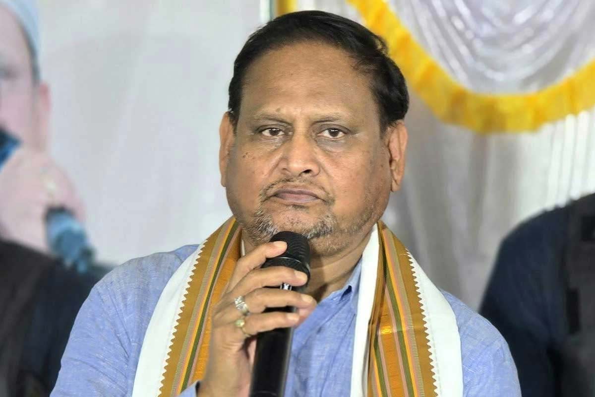 স্যাটা ভাঙা মারের হুঁশিয়ারি , বিতর্কিত মন্তব্যে হুমায়ুন কবিরের বিরুদ্ধে থানায় অভিযোগ