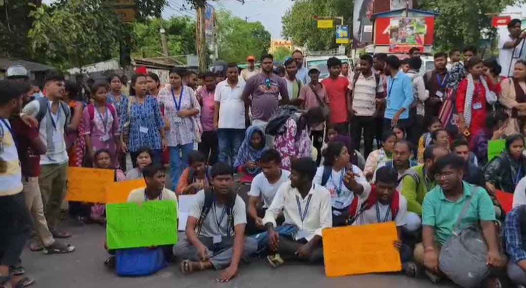 সেমিস্টার ফি বৃদ্ধির প্রতিবাদে বিক্ষোভ ছাত্রছাত্রীদের , উত্তাল গৌড়বঙ্গ বিশ্ববিদ্যালয়