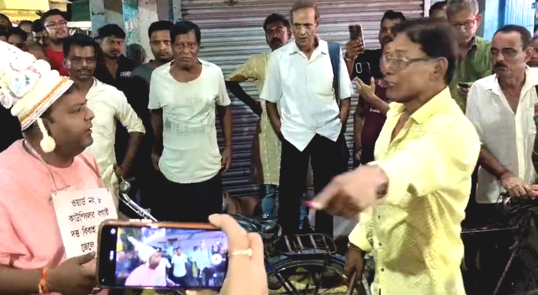 বরের টোপর, গলায় দুর্নীতির প্লাকার্ড পরিয়ে কাউন্সিলরকে মারধর! উত্তপ্ত রানাঘাট