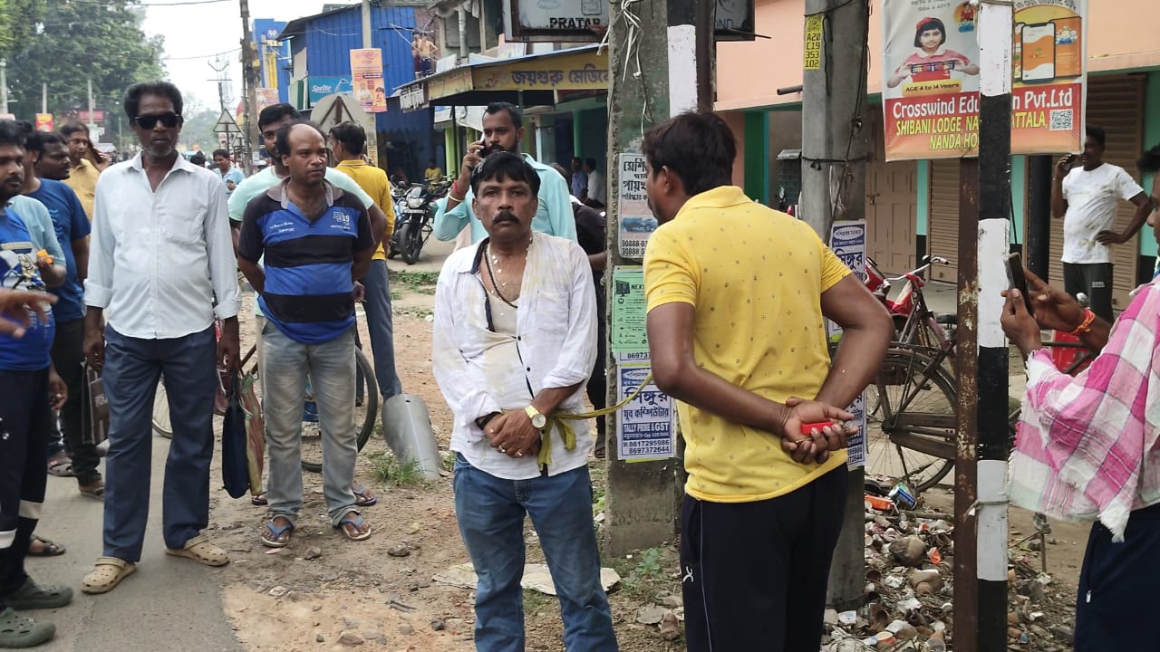 ক্ষমতার আস্ফালনে এলাকায় দাদাগিরি , তৃণমূল নেতাকে ল্যাম্প পোস্টে বেঁধে ডাবল ইঞ্জিন দাওয়াই এলাকাবাসীর