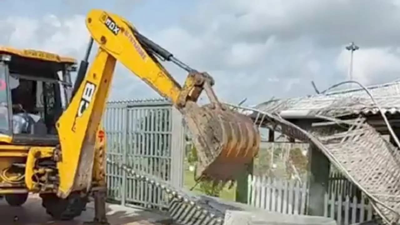 শওকত মোল্লার ছেলের ক্যাফেতে বুলডোজার অভিযান , মাতলার চরে অবৈধ দখলের অভিযোগ