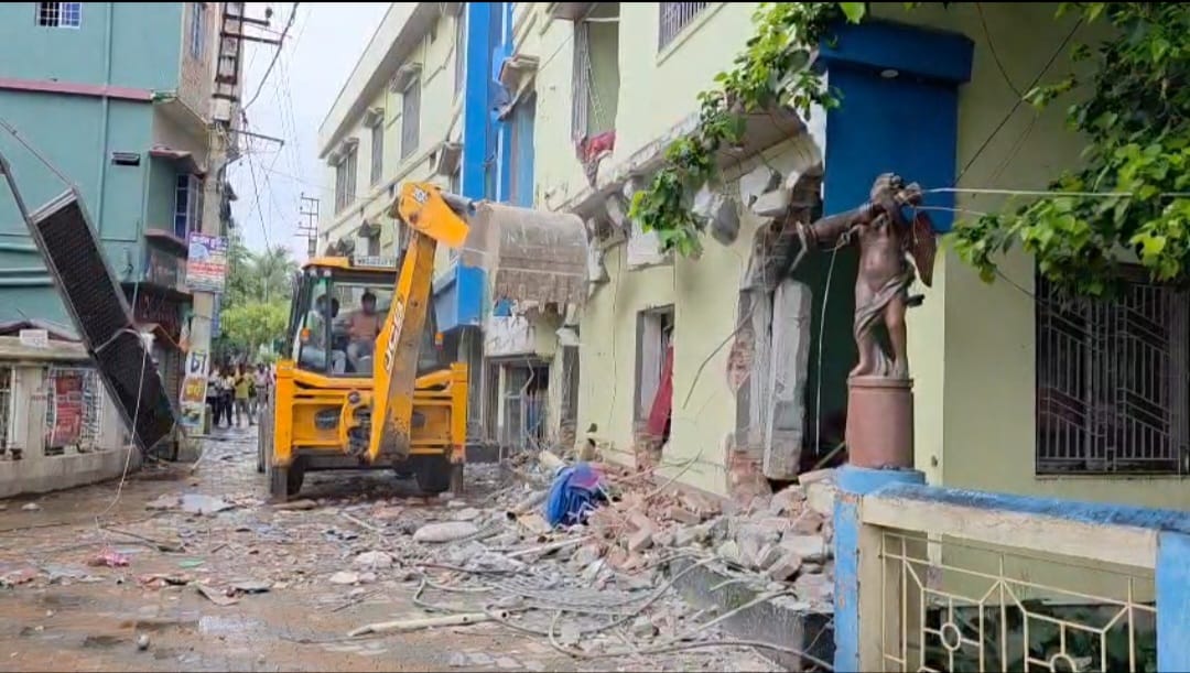ইছামতির ধারে বুলডোজার অভিযান , আদালতের নির্দেশে ভাঙা শুরু টাকির অবৈধ গেস্ট হাউস