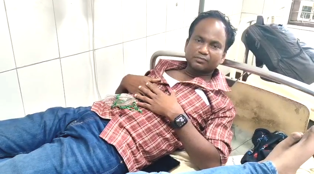 নবম শ্রেণির ছাত্রীকে মানসিক নির্যাতনের অভিযোগ! স্কুলে ঢুকে শিক্ষককে মারধর, ছোঁড়া হল ডিমও