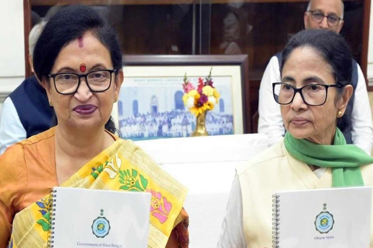 মমতার শিবিরে বড় ধাক্কা , তৃণমূলের সব পদ ছাড়লেন চন্দ্রিমা ভট্টাচার্য