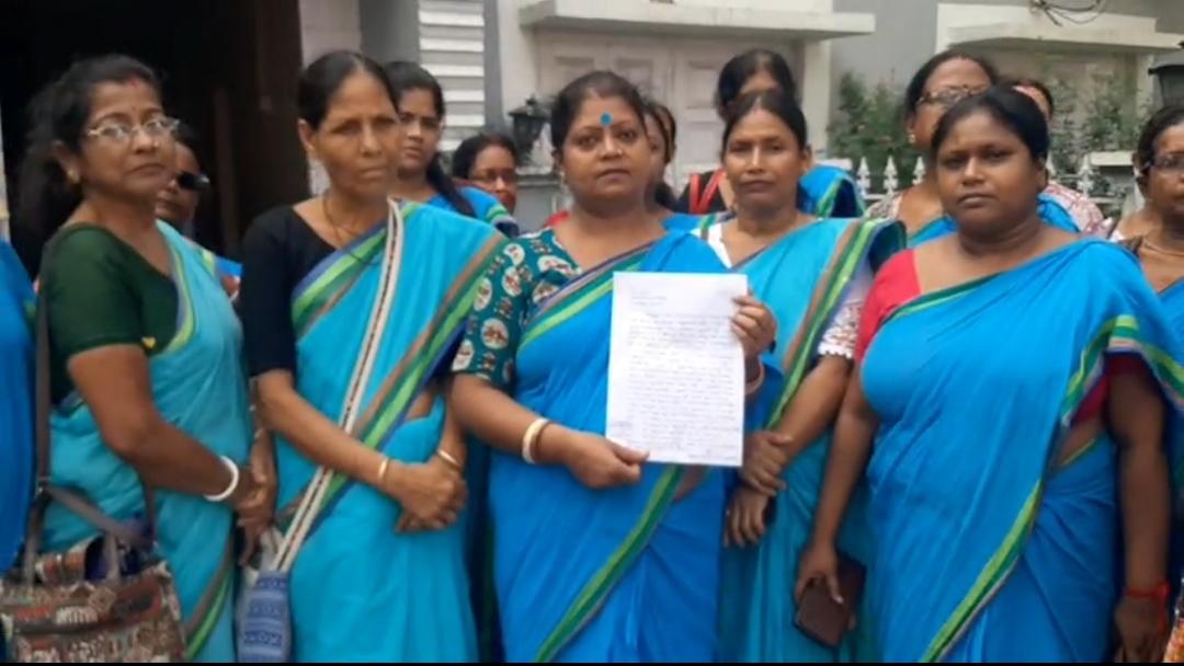 ডিমের দাম ঊর্ধ্বমুখী, বিডিও অফিসে অঙ্গনওয়াড়ি কর্মীদের ডেপুটেশন