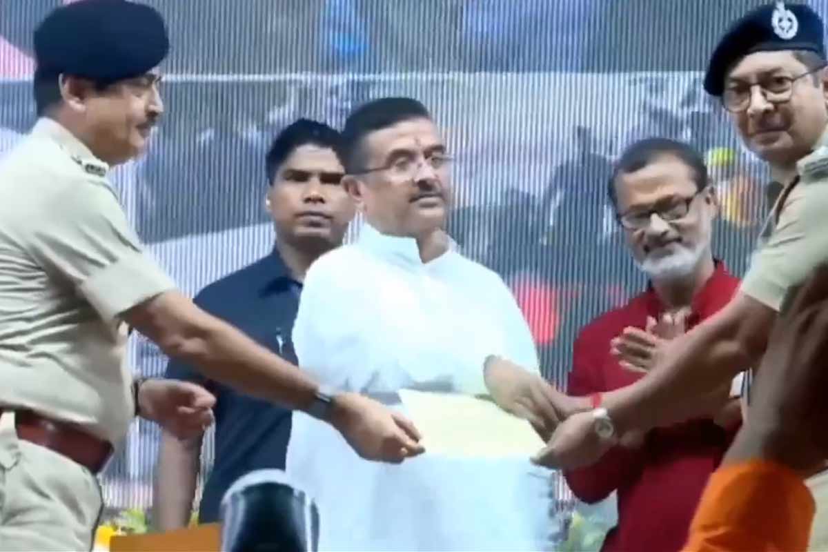 তারাতলার নায়কদের কুর্নিশ, উদ্ধারকারীদের হাতে সম্মান তুলে দিলেন শুভেন্দু