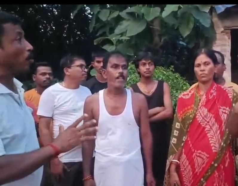 দুর্নীতি ও পক্ষপাতিত্বের অভিযোগ, কাউন্সিলরকে এলাকা ঘোরালেন স্থানীয়রা
