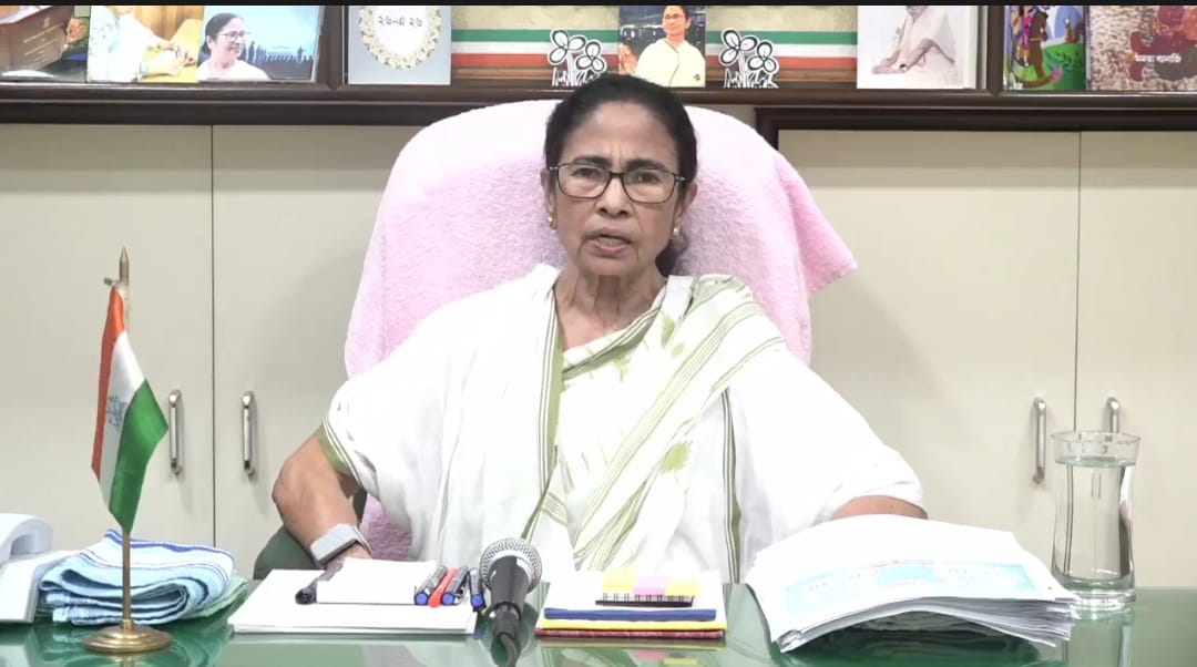 প্রতীক চলে গেলেও গলায় সিম্বল ঝুলিয়েই মানুষের কাছে যাব , ঋতব্রত শিবিরকে চ্যালেঞ্জ মমতার