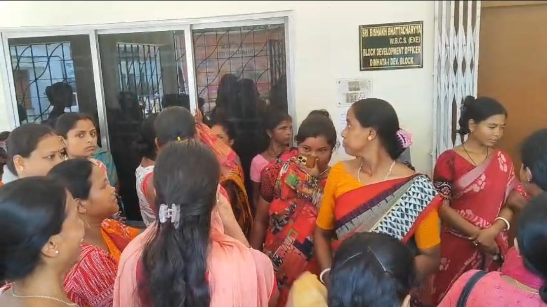 অন্নপূর্ণা প্রকল্পের টাকা না পেয়ে বিক্ষোভ , বিডিও-এসডিও অফিসে ধর্নায় মহিলারা