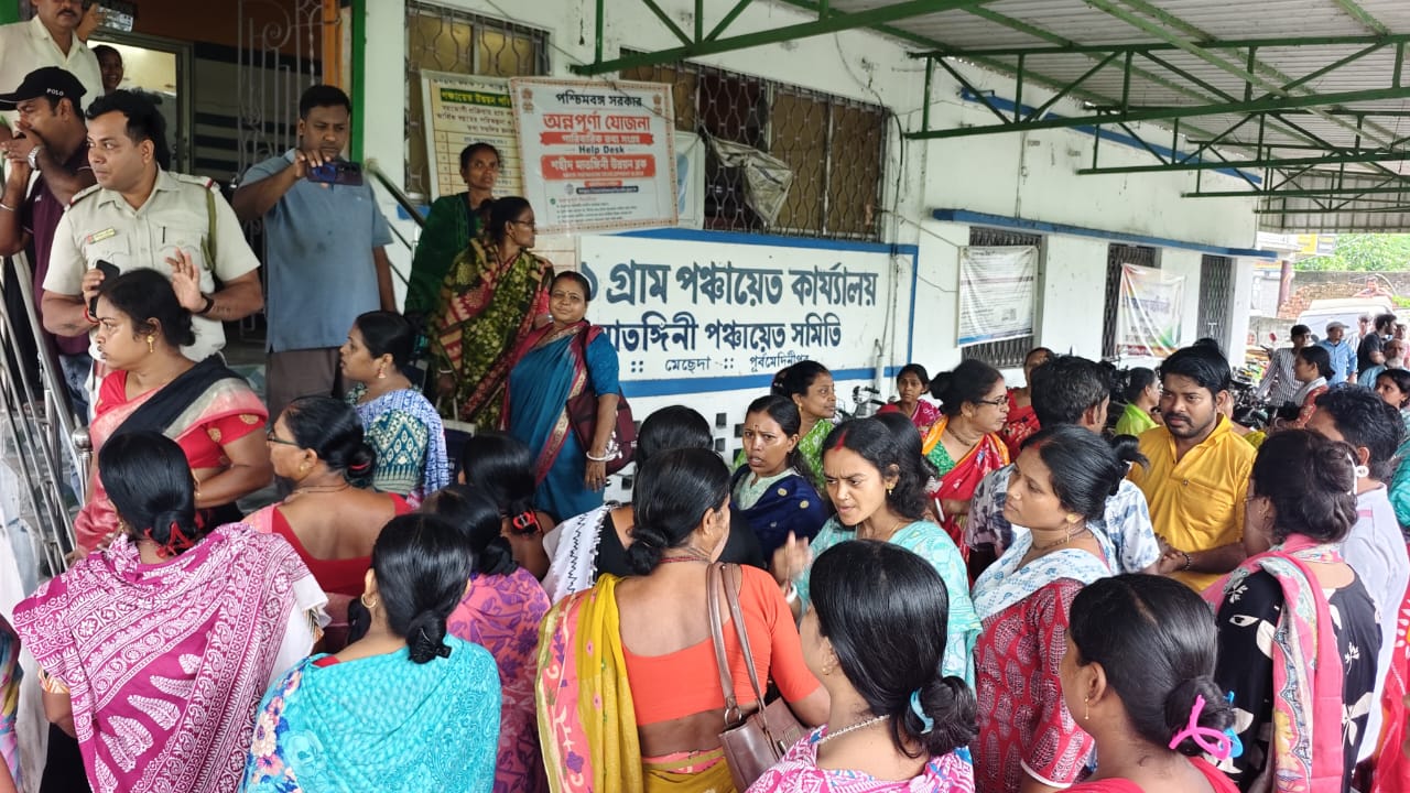 অন্নপূর্ণা ভাণ্ডারের সুবিধা থেকে বঞ্চিতের অভিযোগ , সরব মহিলারা