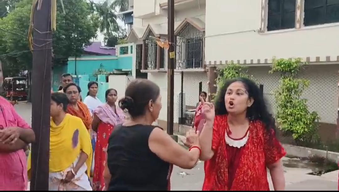 বিজেপি কর্মী ও সাংবাদিককে মারধরের অভিযোগ, অভিযুক্ত তৃণমূল নেতার স্ত্রী