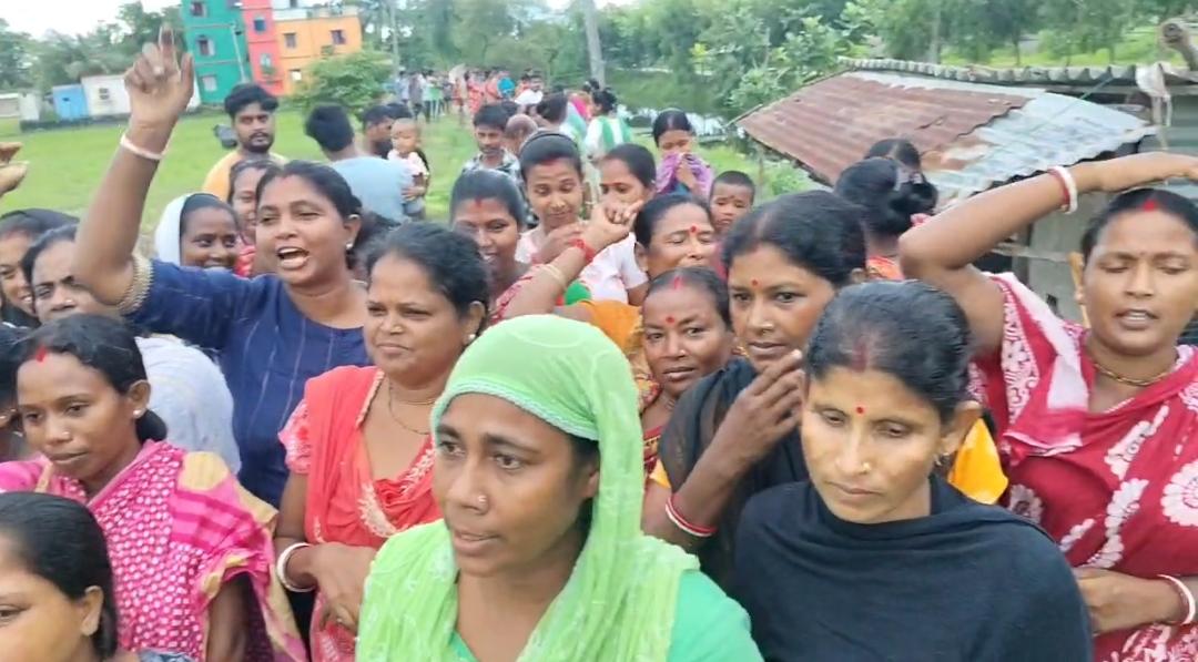 সরকারি খালে মাছ চাষ ঘিরে বিতর্ক, মুখোমুখি বাসিন্দা ও ক্লাব