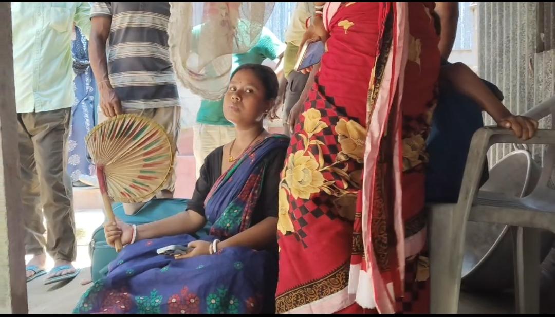 বর্ষা শুরু হতেই দফায় দফায় মিলন , ৭ বছরেই স্বামীকে ছেড়ে প্রেমিকের বাড়িতে ধর্ণায় গর্ভবতী মহিলা