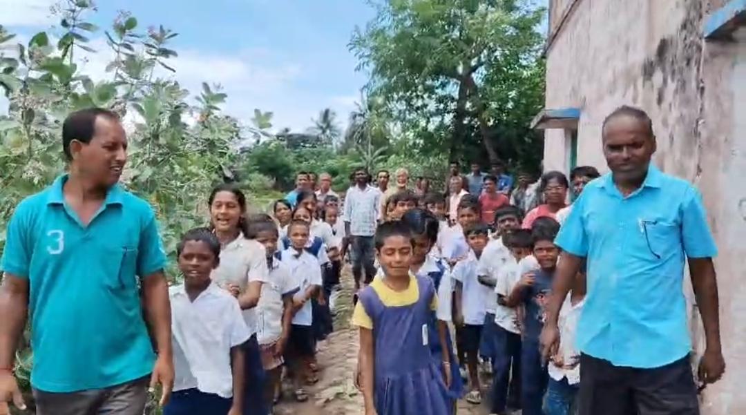 স্কুলের খেলার মাঠে পিলার তুলে দখলের চেষ্টা , মিঞার বিরুদ্ধে বিক্ষোভে নামলো খুদে পড়ুয়ারা