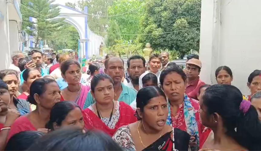 অন্নপূর্ণা ভাণ্ডার নিয়ে চিটিংবাজি , বিডিও অফিসে বিক্ষোভ মহিলাদের