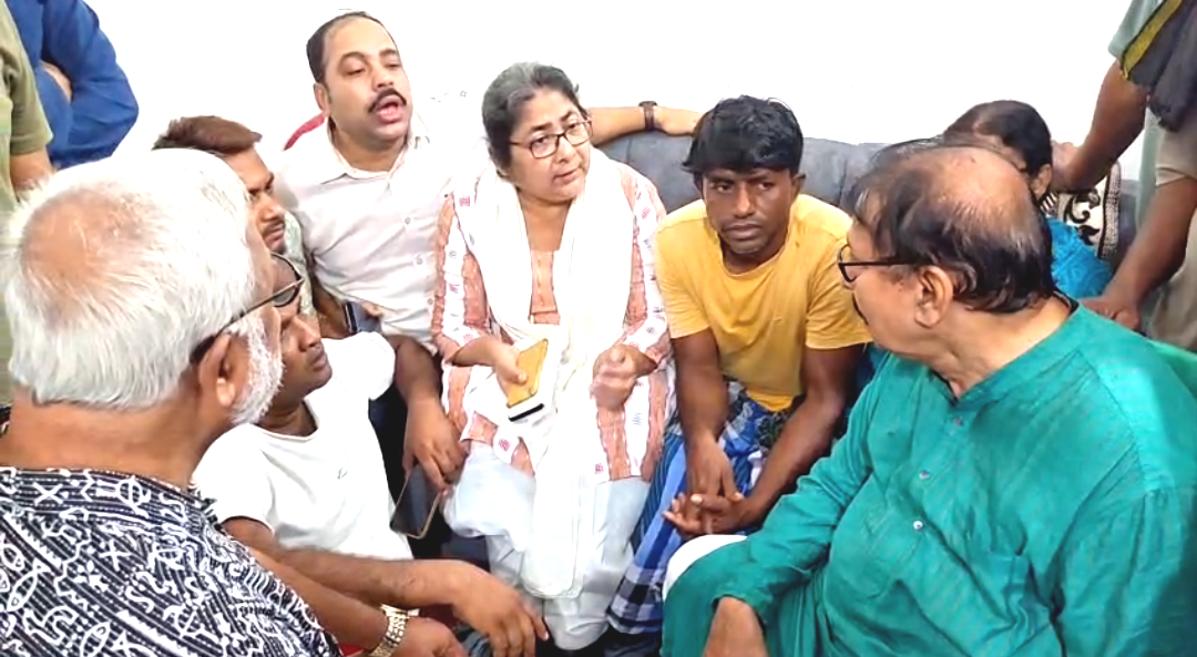 বারুইপুর কাণ্ডে নির্যাতিতার পরিবারের সঙ্গে দেখা তৃণমূলের! ফোনে মৃতার বাবার সঙ্গে কথা বললেন মমতা বন্দ্যোপাধ্যায়