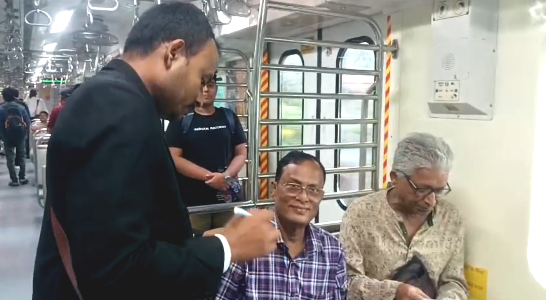 শিয়ালদহ-বারাসাত লাইনে এবার চালু হল এসি ট্রেন! চড়লেন বিধায়ক শংকর চ্যাটার্জি