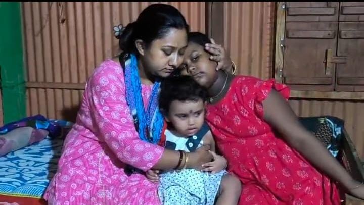 স্বামীর মৃত্যুর পর ঘরছাড়া স্ত্রী , দুই শিশুকে নিয়ে অসহায় মায়ের অভিযোগ
