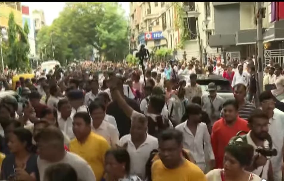 কালীঘাট তৃণমূলের মিছিলে ধুন্ধুমার! মুখোমুখি সংঘর্ষে তৃণমূল - বিজেপি
