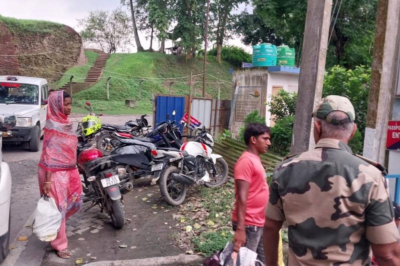 বাংলায় কথা বলার অপরাধে বাংলাদেশে পুশব্যাক , একবছর পর দেশে ফিরলেন সোনালী বিবির স্বামী সহ ৪ জন