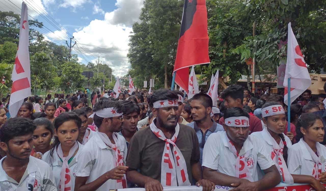 ভয় ইন , ভরসা আউট ! বারুইপুর কাণ্ডে পথে নামলো SFI