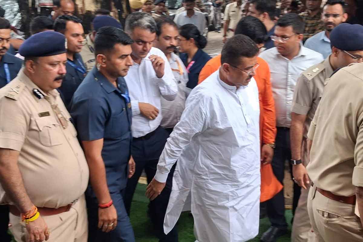 প্রতিশ্রুতি রাখলেন শুভেন্দু ,বারুইপুরে নির্দোষ ইন্দ্রজিতের পরিবারকে সরকারি চাকরি প্রদান