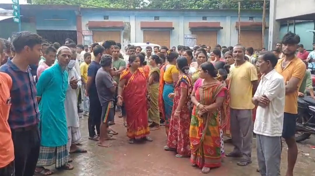 ডিউটি ছেড়ে ফুর্তি করতে ব্যস্ত চিকিৎসক , তিলে তিলে মরলো সনাতনী রোগী