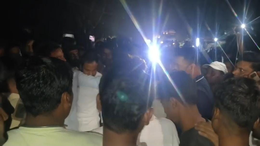 যুবকের অস্বাভাবিক মৃত্যুকে ঘিরে উত্তেজনা, রাস্তা অবরোধ করে বিক্ষোভ পরিবারের