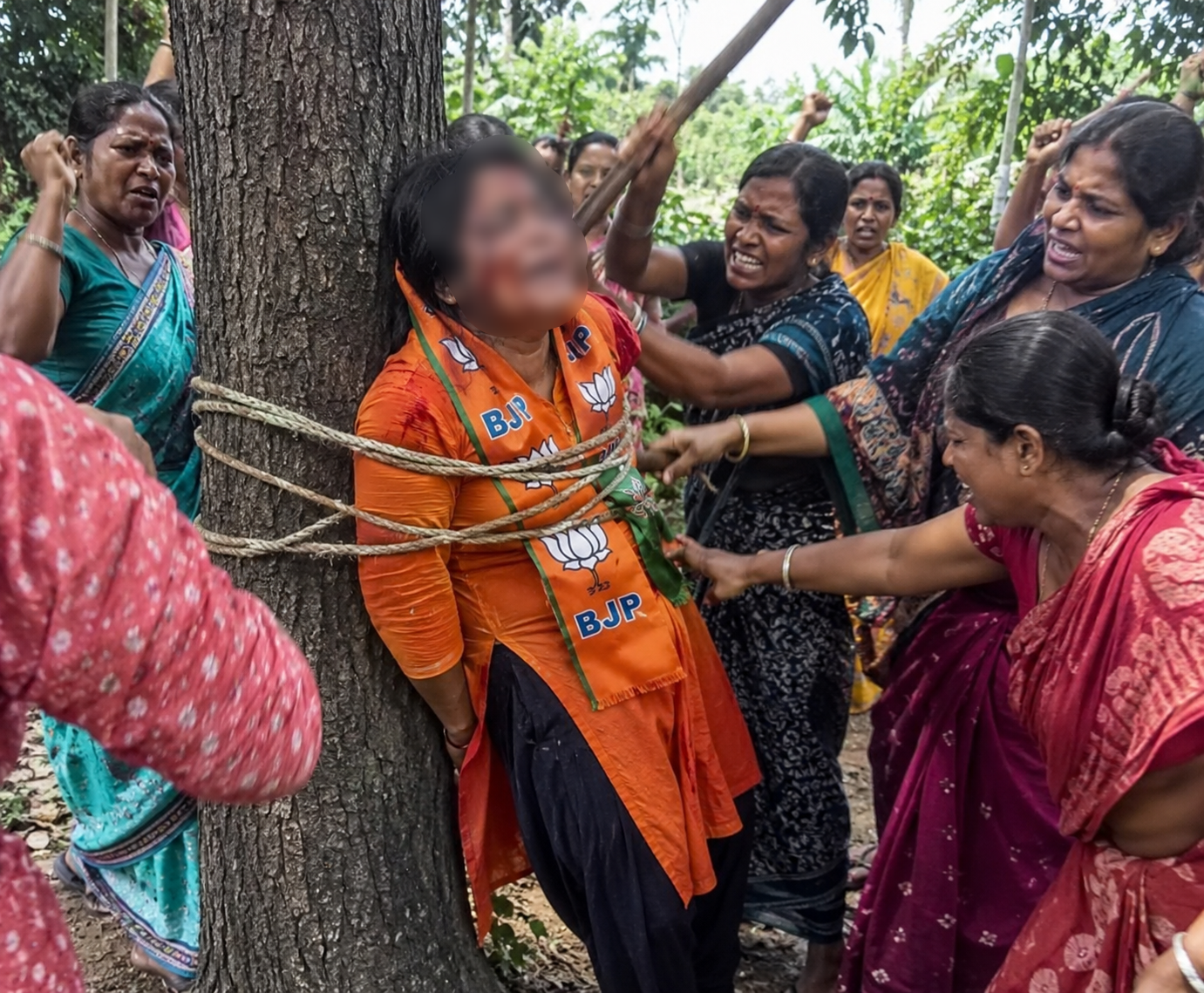 নরেন্দ্রপুরে নৃশংসতা! বিজেপি মহিলা সমর্থককে গাছে বেঁধে মারের অভিযোগ