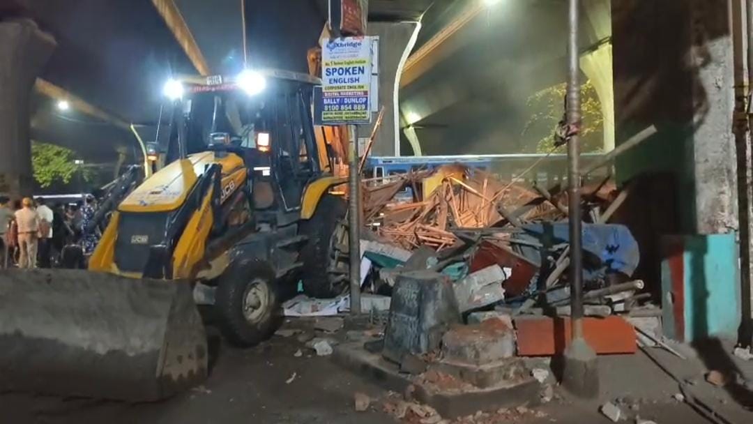দক্ষিণেশ্বরে রাতভর উচ্ছেদ অভিযান , নিবেদিতা সেতুর নীচে ভাঙা হলো ১৯৬ টি দোকান