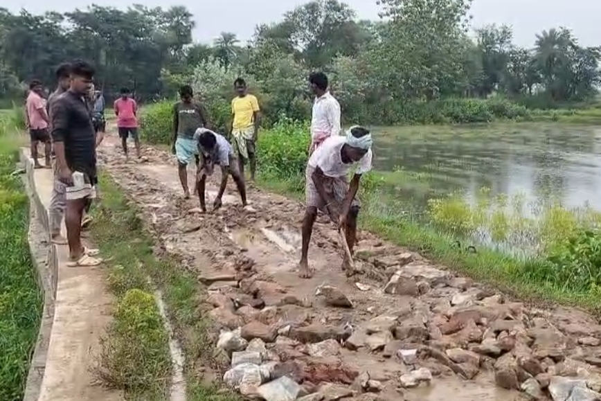 বেহাল রাস্তায় অতিষ্ঠ গ্রামবাসীরা , সরকারি উদ্যোগের অপেক্ষা না করে নিজেরাই ধরলো কোদাল