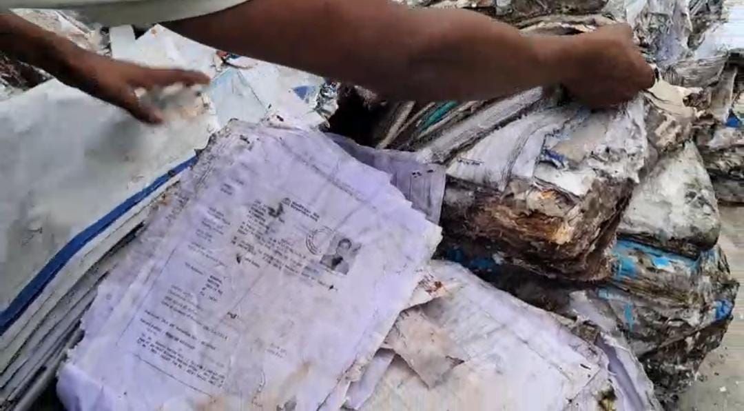 NREGA বকেয়া ফাইল ঘিরে পঞ্চায়েতে উত্তেজনা , মুখোমুখি সংঘাত বিজেপি - রেখার