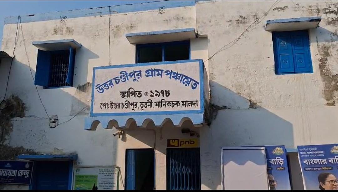 ক্ষমতা গেলেও যায়নি পুরনো অভ্যাস , খোদ পঞ্চায়েত দফতরেই বসে ঘুষকাণ্ড  তৃণমূল প্রধানের