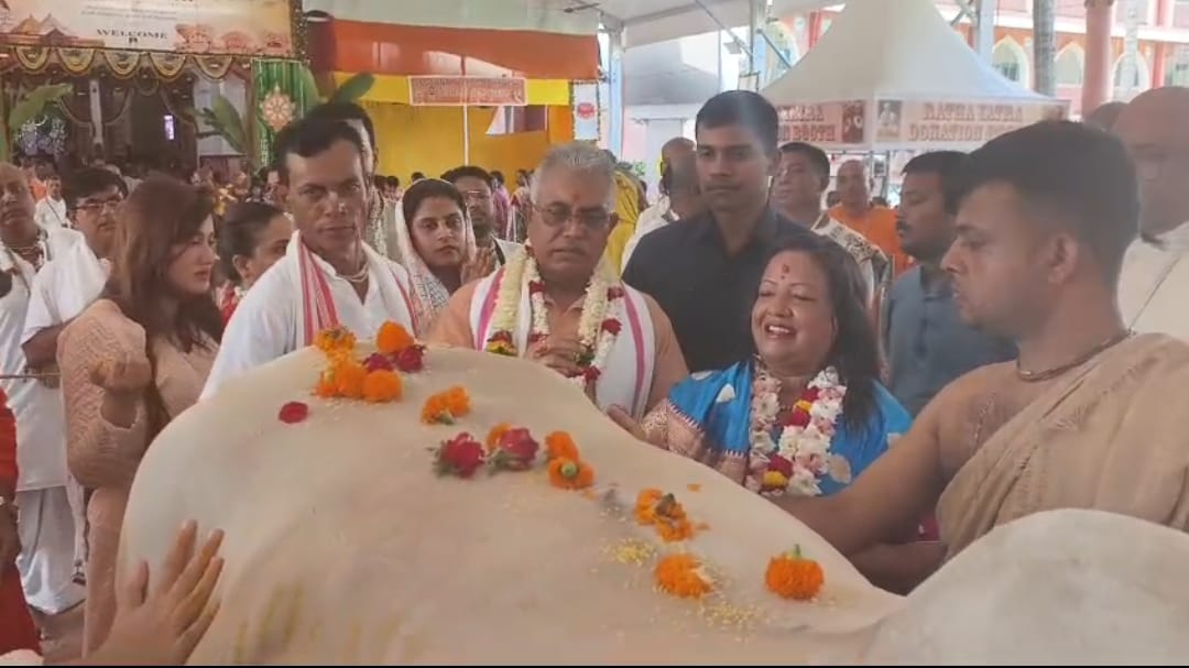 মায়াপুরে রথযাত্রায় সস্ত্রীক দিলীপ ঘোষ , ইসকনে আরতি–গোসেবায় অংশ নিলেন বিজেপি মন্ত্রী