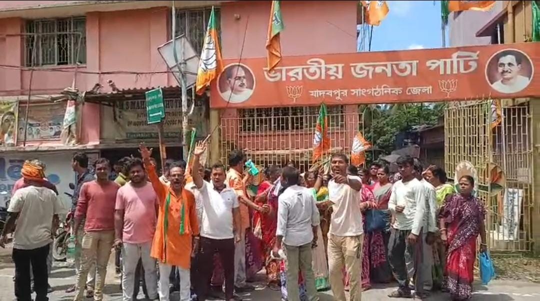 সাধারণ সম্পাদকের বহিষ্কারের দাবিতে পোস্টার , জেলা কার্যালয়ের সামনেই বিজেপির বিক্ষোভ