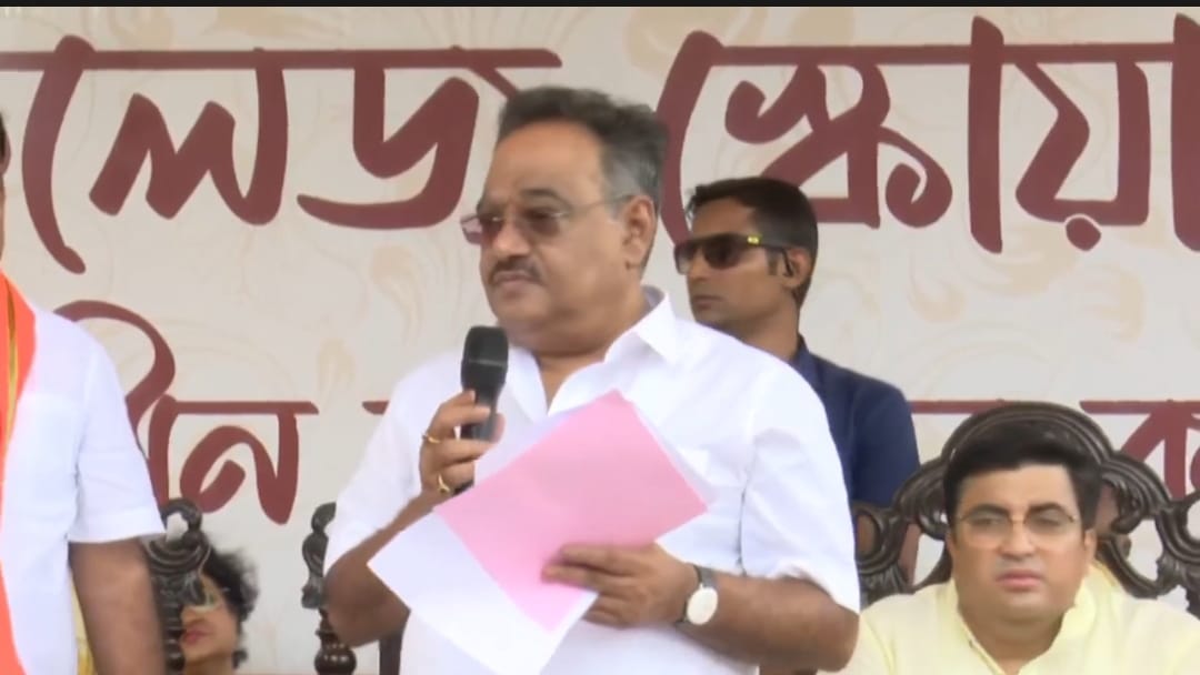 পশ্চিমবঙ্গের কিছু জেলা যেন বাংলাদেশ! , খুঁটিপুজোর মঞ্চ থেকে বিস্ফোরক শমীক ভট্টাচার্য