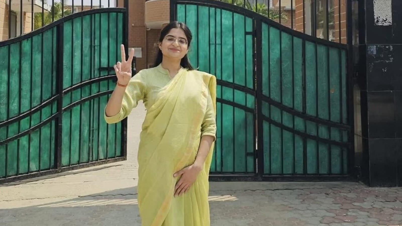 মায়ের সঙ্গে বাড়ি বাড়ি গিয়ে দিতেন খাবার ! ডেপুটি কালেক্টর হয়ে নজির গড়লেন মীনাক্ষী