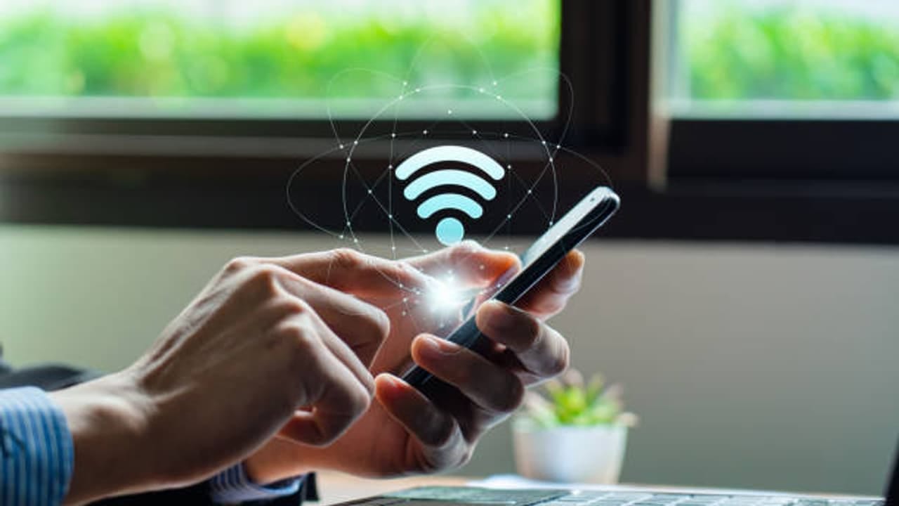 চোখ এড়ালেই বিপদ ! এই ৩ লক্ষণে বুঝবেন আপনার Wifi তে ঢুকে পড়েছে অন্য কেউ