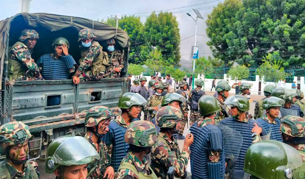 অগ্নিগর্ভ নেপালের পরিস্থিতি সামাল দিতে ময়দানে সেনা! দেশজুড়ে বিকেল থেকে জারি কারফিউ