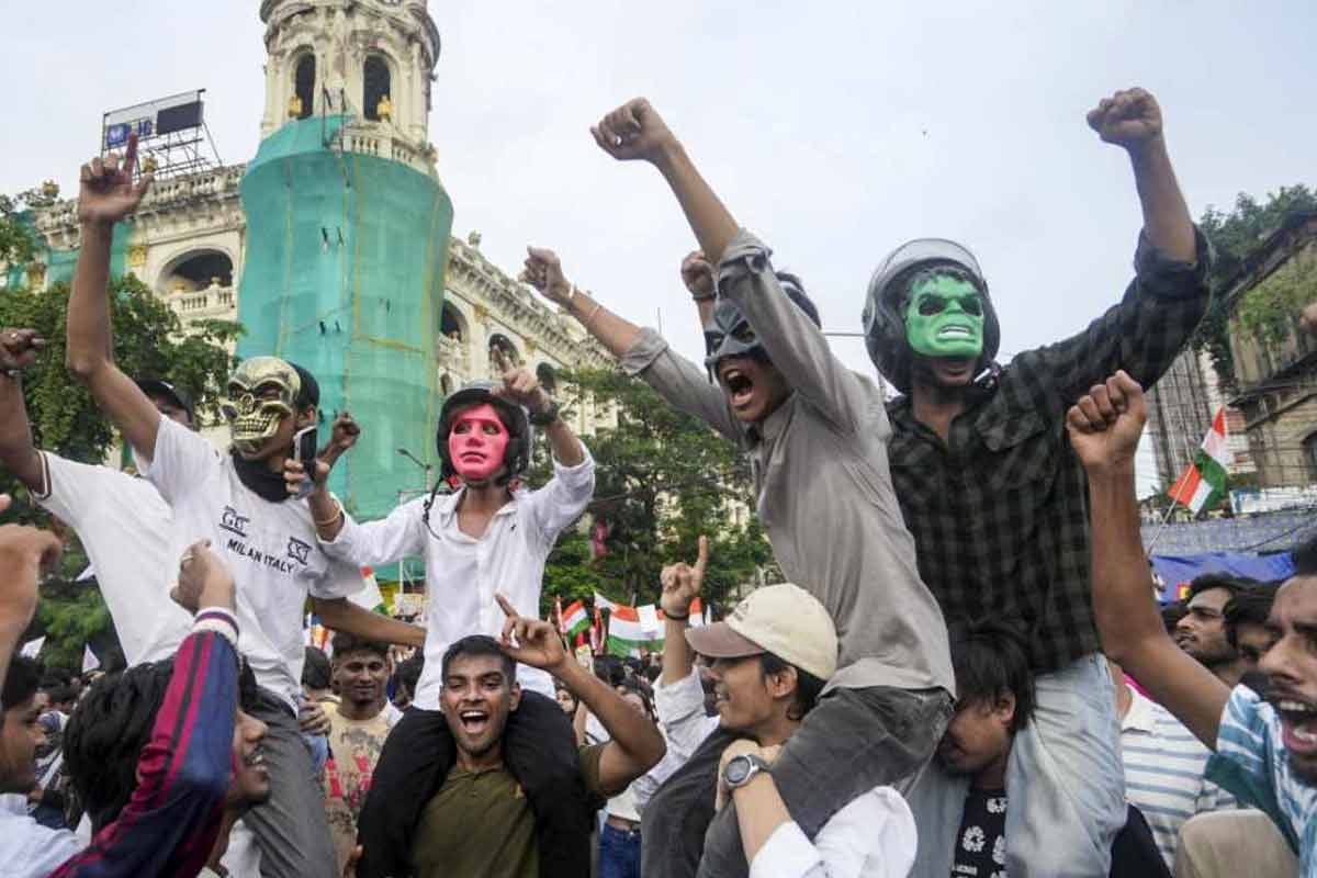 ধর্মতলায় সাংবাদিকদের উপর হামলার তীব্র প্রতিক্রিয়া , প্রতিবাদে রাজপথে নামছে বিধায়করা