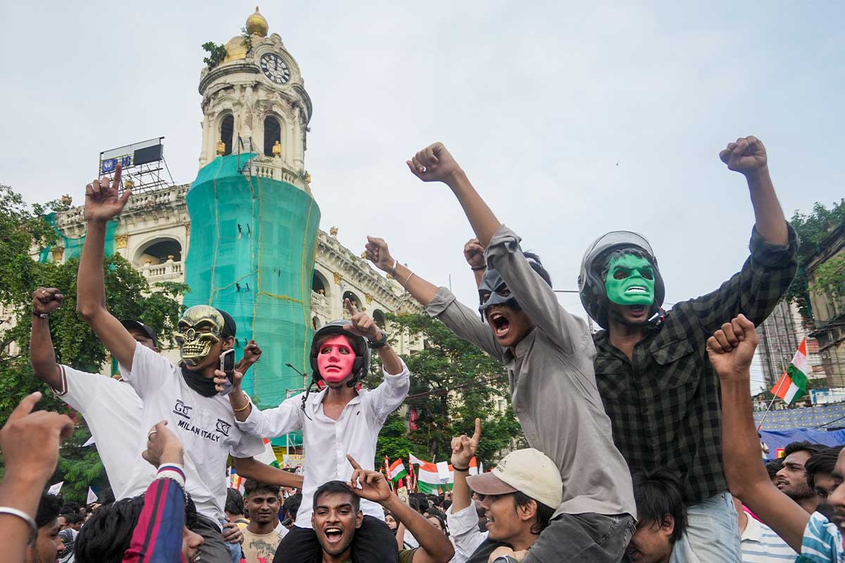 ধর্মতলা কাণ্ডে পুলিশের ধরপাকড় অব্যাহত , ধৃতের সংখ্যা বেড়ে দাঁড়াল ১৪